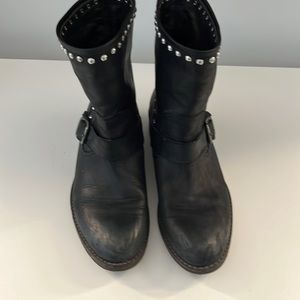 Black 🖤Distressed boots in good condition made in Italy